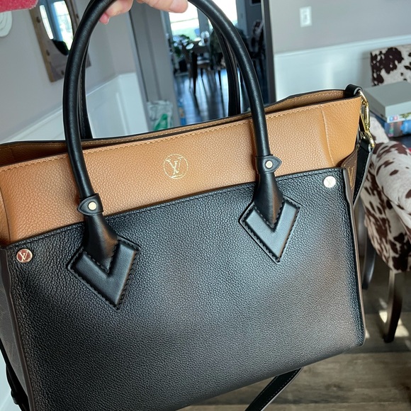 BRAND NEW LOUIS VUITTON On My Side MM handbag. - Picture 6 of 9